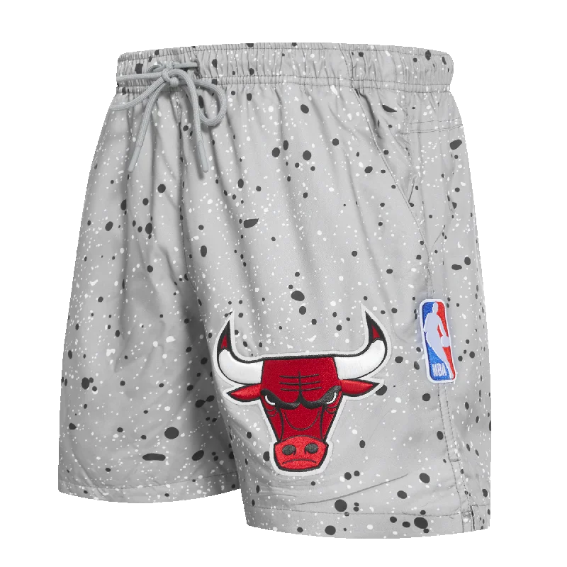 NBA CHICAGO BULLS TACKLE TWILL AOP SPLATTER WOVEN SHORT (GRAY)